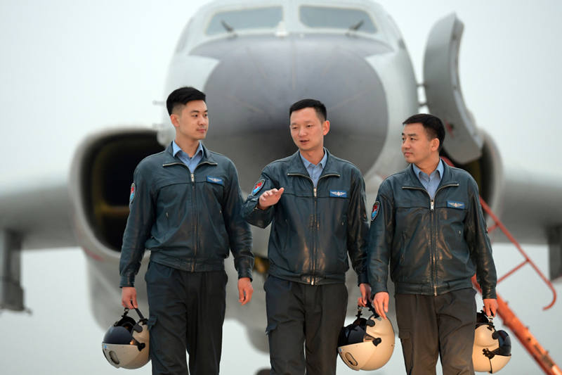 Pilotos del Ejército Popular de Liberación comparten experiencias sobre el entrenamiento aéreo en un aeropuerto de la provincia de Shaanxi, 25 de marzo del 2021. 
