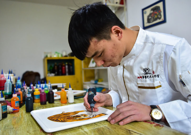 Un joven crea obras de arte en sus platos con la mermelada