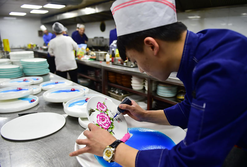 Un joven crea obras de arte en sus platos con la mermelada
