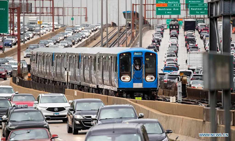 Vagones chinos se prueban dentro del sistema de transporte de Chicago, EE.UU.