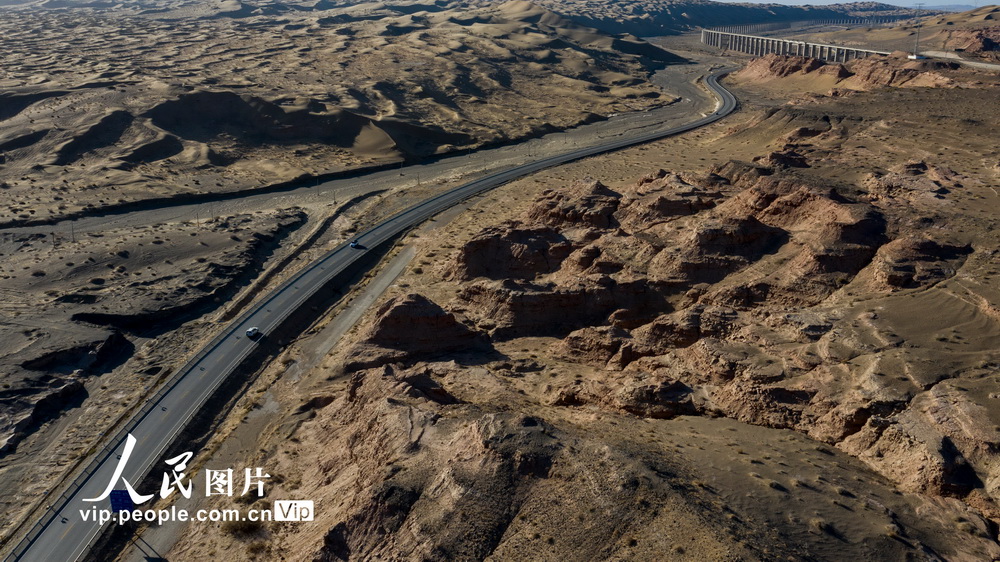Una carretera que serpentea por las profundidades del desierto en Akesai, provincia de Gansu