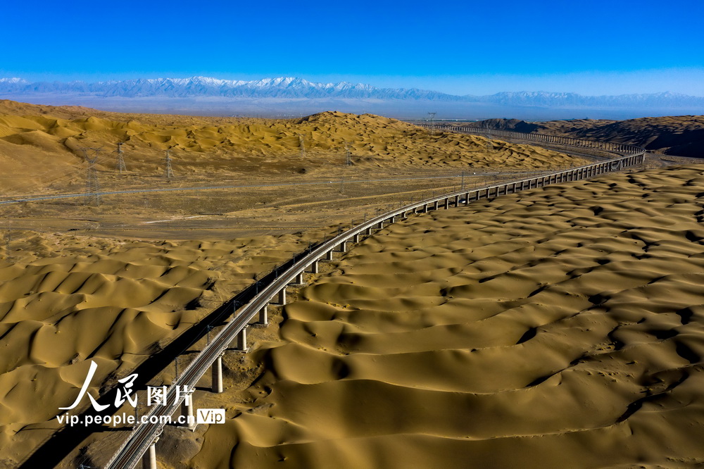 Una carretera que serpentea por las profundidades del desierto en Akesai, provincia de Gansu