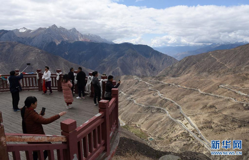 Aumenta el turismo a lo largo de la autopista Sichuan-Tibet