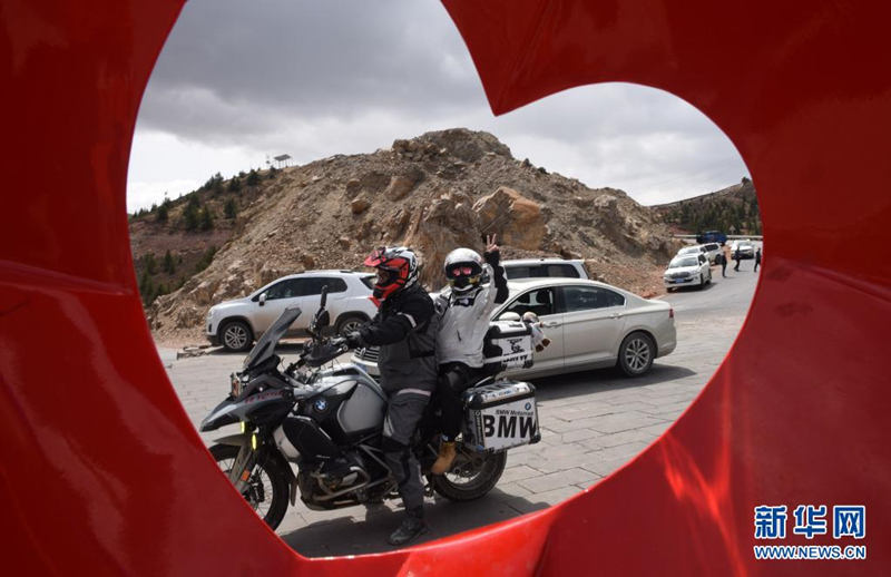 Aumenta el turismo a lo largo de la autopista Sichuan-Tibet