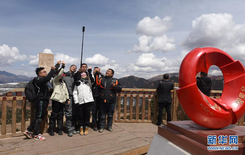 Aumenta el turismo a lo largo de la autopista Sichuan-Tibet