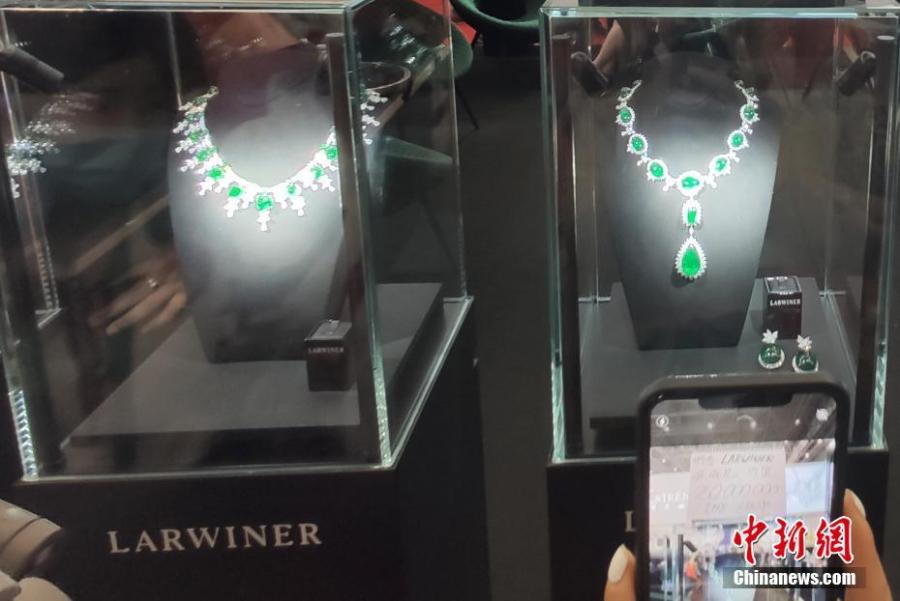 Las únicas joyerías de diamantes con esmeraldas del mundo exhiben sus joyas en la Exposición Internacional de Productos de Consumo de China
