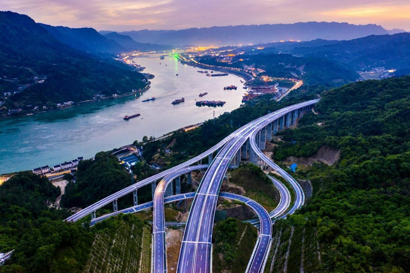 Autopista que cruza la presa de las Tres Gargantas, provincia china de Hubei. Está previsto que el próximo 1º de julio comience a brindar servicio, 28 de abril del 2021. (Foto: Zheng Kun/ Pueblo en Línea)