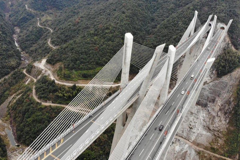 Puente Hongxi de la autopista Wencheng-Taishun, provincia de Zhejiang. Este puente de dos torres de un solo cable con el tramo más largo de Asia. 22 de diciembre del 2020. (Foto: Long Wei/ Pueblo en Línea)