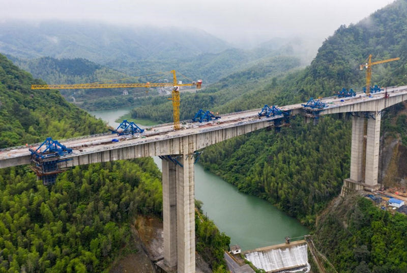 En construcción el puente de la autopista Pingxiang-Lianhua en Pingxiang, provincia de Jiangxi, 4 de mayo del 2021. (Foto: Li Guidong/ Pueblo en Línea)