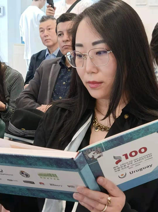 Se presenta en Beijing una publicación sobre el quehacer de las relaciones bilaterales Uruguaya-China que celebra el centenario de la amistad entre ambos países, Beijing, 12 de mayo del 2021. (Foto: YAC/ Pueblo en Línea)