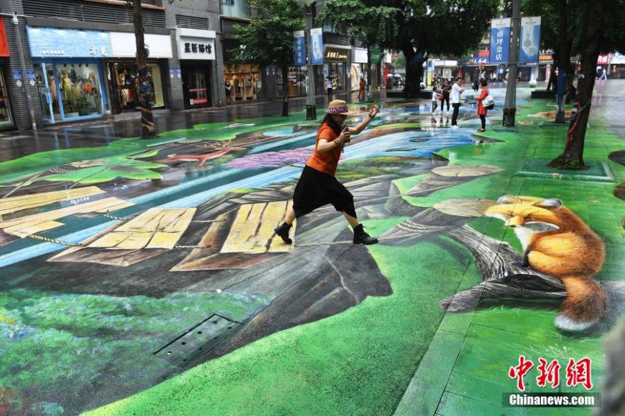 Los motivos naturales y ecológicos de un nuevo mural 3D pintado en el pavimento atrae a los visitantes en Chongqing, 12 de mayo del 2021. (Foto: Servicios de Noticias de China)