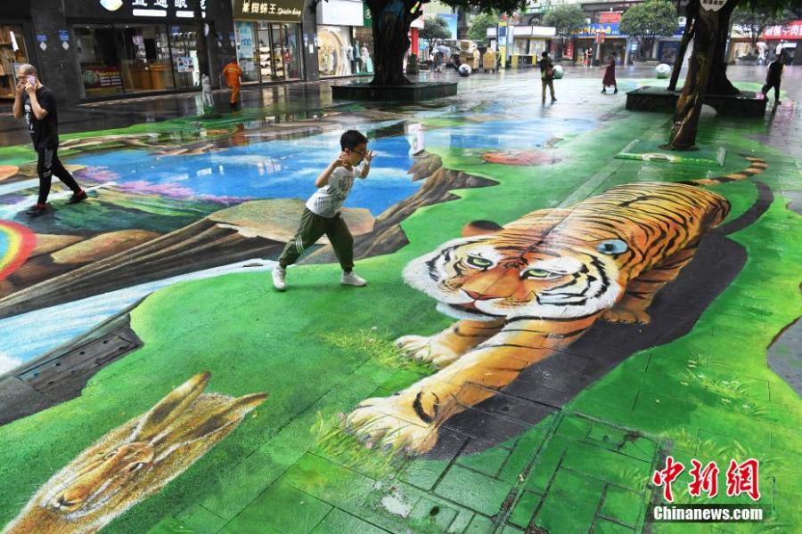 Los motivos naturales y ecológicos de un nuevo mural 3D pintado en el pavimento atrae a los visitantes en Chongqing, 12 de mayo del 2021. (Foto: Servicios de Noticias de China)