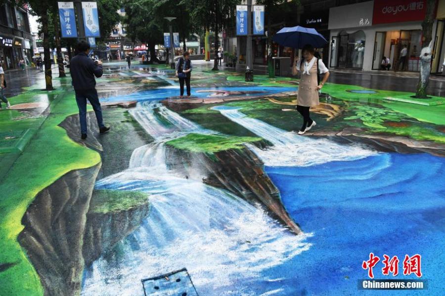 Los motivos naturales y ecológicos de un nuevo mural 3D pintado en el pavimento atrae a los visitantes en Chongqing, 12 de mayo del 2021. (Foto: Servicios de Noticias de China)