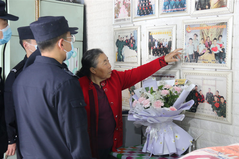 Yu Meili muestra a los oficiales algunas fotos que tomó en la estación de inspección fronteriza de Dadai en el condado de Raohe, provincia de Heilongjiang. [Foto: proporcionada a chinadaily.com.cn]