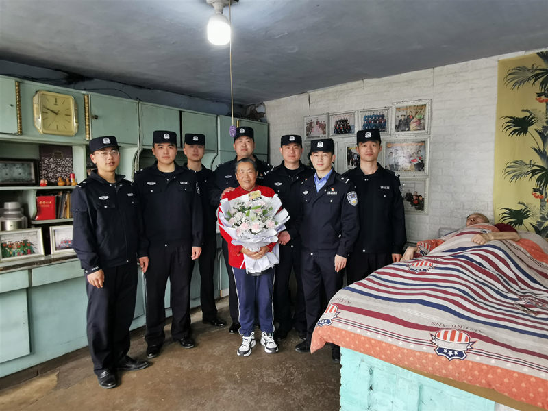 Yu Meili junto a varios agentes de policía de la estación de inspección fronteriza de Dadai, condado de Raohe, provincia de Heilongjiang. [Foto: proporcionada a chinadaily.com.cn]