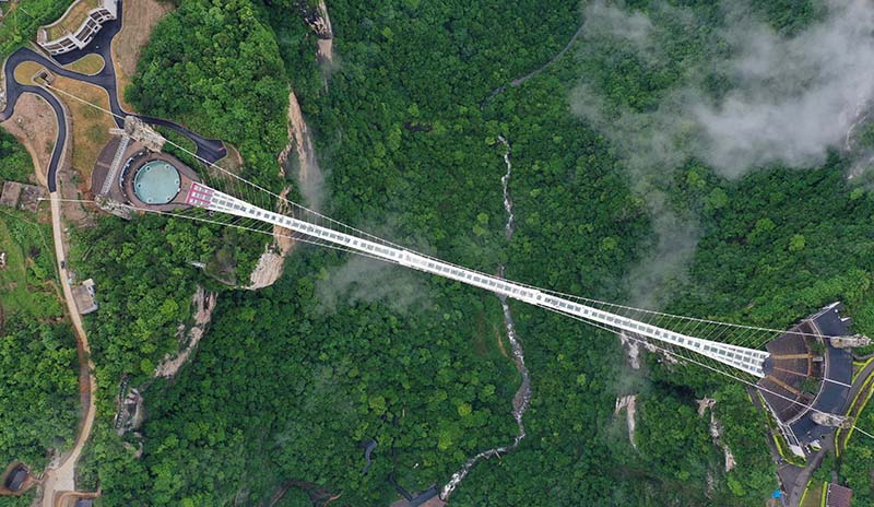 Maravilloso puente de cristal entre océanos de nubes