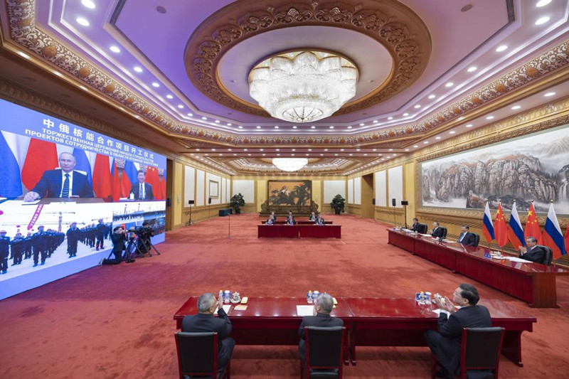 El presidente chino, Xi Jinping, y su homólogo ruso, Vladimir Putin, presencian la ceremonia de inicio de obras de un proyecto bilateral de cooperación en energía nuclear, la planta de energía nuclear de Tianwan y la planta de energía nuclear de Xudapu, a través de un enlace de video, en Beijing, capital de China, el 19 de mayo de 2021. (Xinhua/Liu Bin)