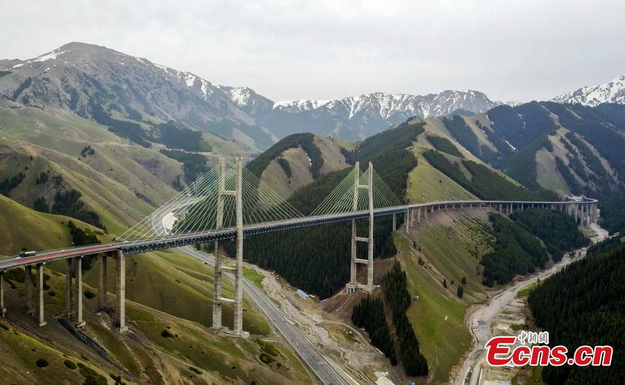 Magníficas vistas del puente Guozigou en Xinjiang
