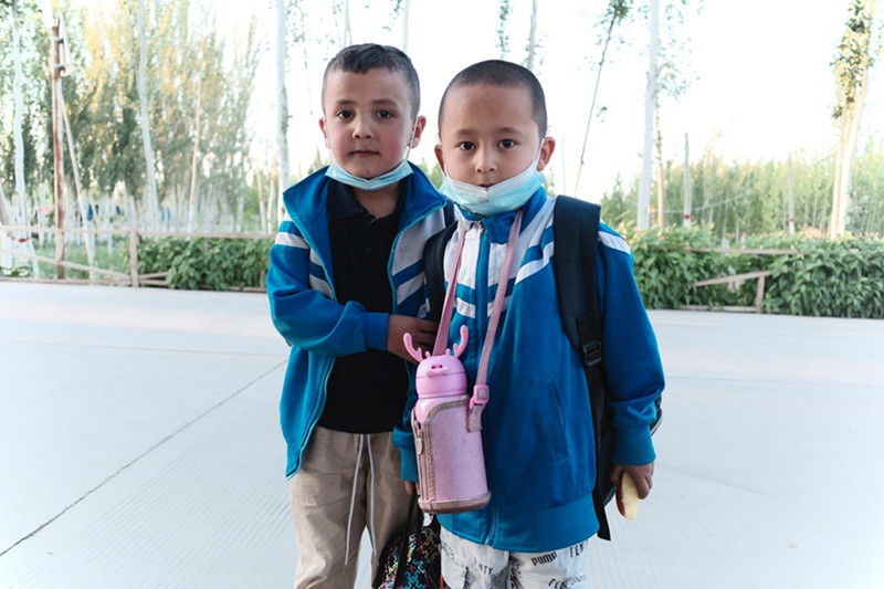 Yakupjan Memet, de ocho años, y su compañero de clase en camino a casa en Kashgar, en la región autónoma Uygur de Xinjiang, en el noroeste de China, el 19 de mayo de 2021 (Pueblo en Línea / Kou Jie).