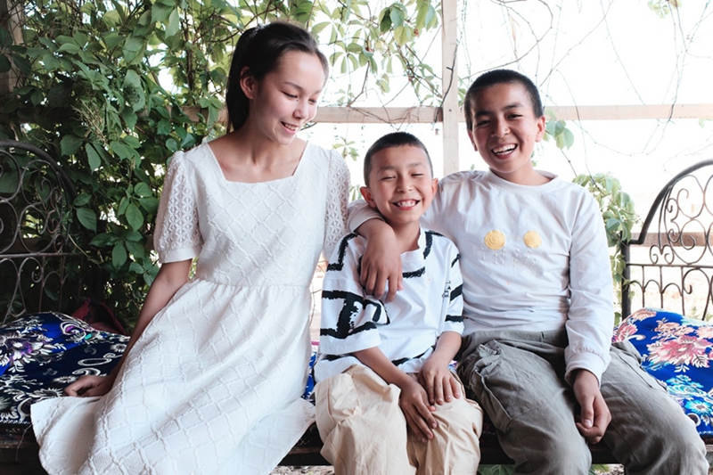 Munire, de 17 años, con sus dos hermanos, Abduhelil, de 13, y Abdurusul, de 8, en Kashgar, en la región autónoma Uygur de Xinjiang, en el noroeste de China, el 19 de mayo de 2021 (Pueblo en Línea / Kou Jie).