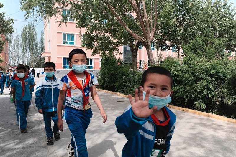 Los estudiantes participan en actividades al aire libre en Kashgar, en la región autónoma Uygur de Xinjiang, en el noroeste de China, el 19 de mayo de 2021 (Pueblo en Línea / Kou Jie).