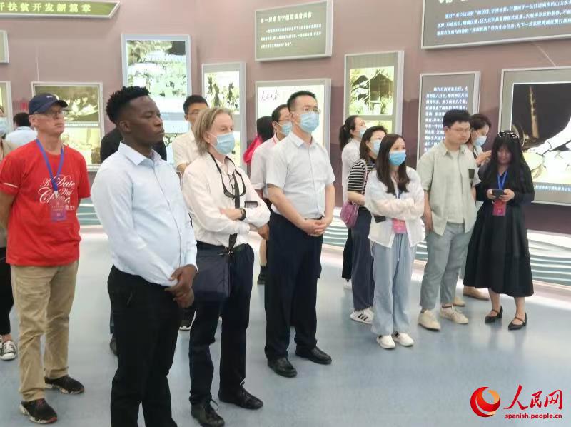 Visitantes chinos y extranjeros recorren el Memorial de la Ruta hacia la Erradicación de la Pobreza en Ningde, Fujian, 25 de mayo del 2021. (Foto: YAC/ Pueblo en Línea)