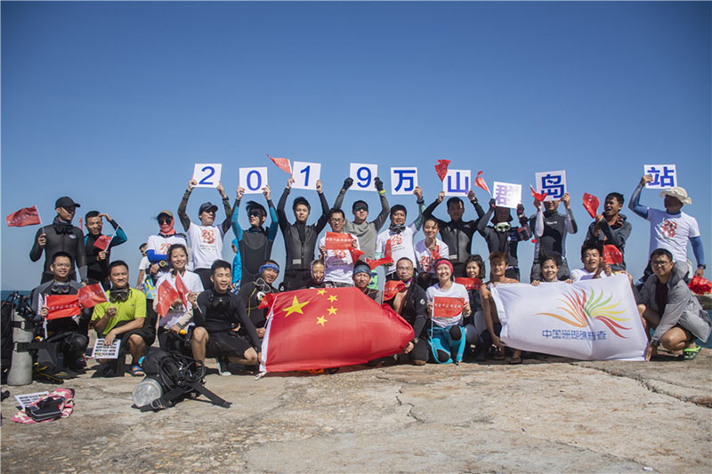 En 2019, Liao Baolin y su equipo realizaron un estudio de coral en las islas Wanshan de Zhuhai, provincia de Guangdong. [Proporcionado a chinadaily.com.cn]