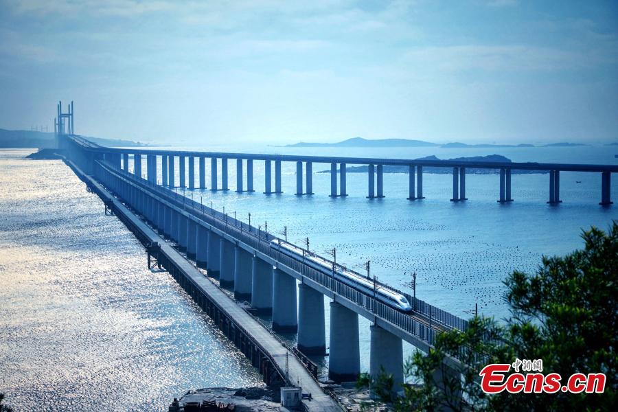 La foto muestra el puente ferroviario del estrecho de Pingtan en Fujian, en el sureste de China. (Servicio de Noticias de China / Wang Dongming)