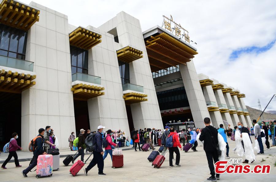 Los pasajeros que viajan en el tren turístico Beijing-Lhasa salen de la estación de Lhasa, en la región autónoma del Tíbet en el noroeste de China, el 26 de mayo de 2021. (Foto / China News Service）