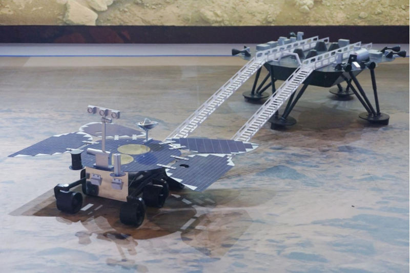 Los modelos de la primera sonda marciana de China Tianwen-1 y el robot marciano Zhurong se exhiben en la Expo Inno-Match 2020, que se celebró en Shanghai el 30 de octubre de 2020 (Pueblo en Línea / Long Wei).