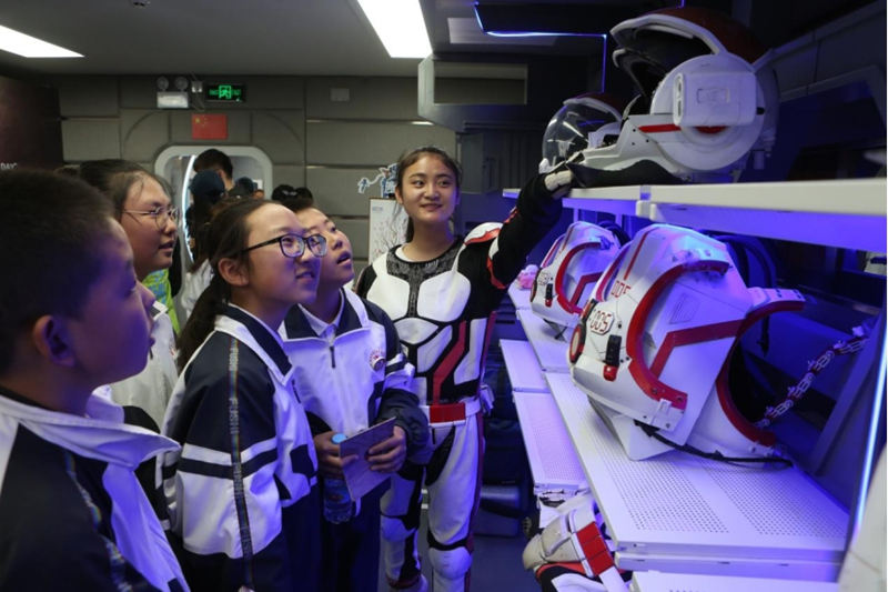 Estudiantes de Jinchang, en la provincia de Gansu, noroeste de China, visitan una base de simulación de Marte el 17 de abril de 2019 (Pueblo en Línea / Mu Jian)