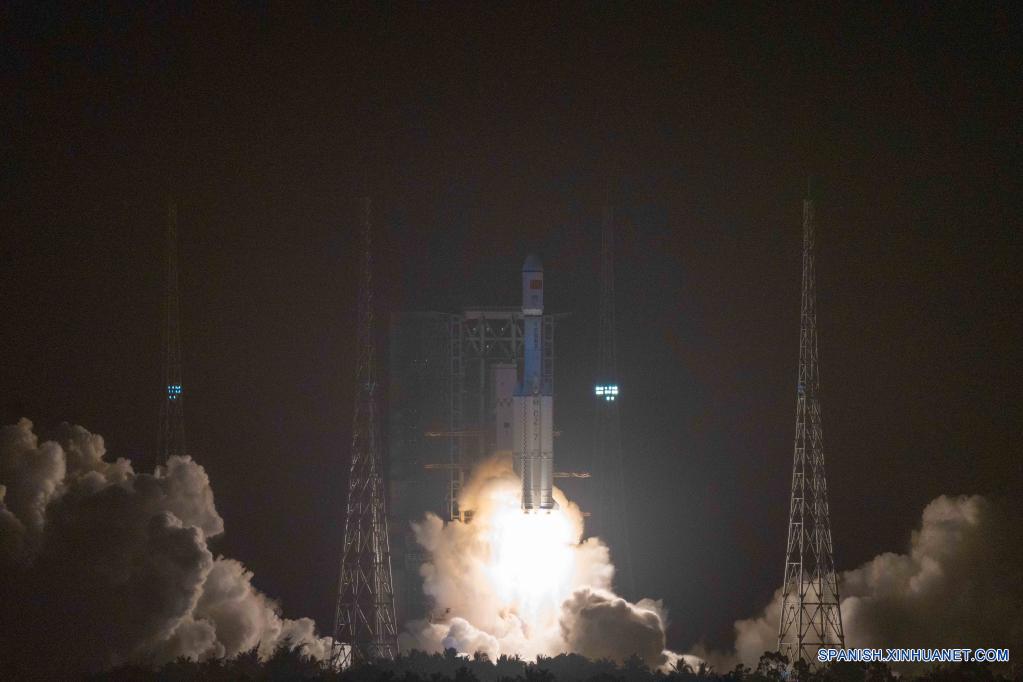 WENCHANG, 29 mayo, 2021 (Xinhua) -- El cohete Gran Marcha-7 Y3, que transporta a la nave espacial de carga Tianzhou-2, despega desde el sitio de lanzamiento de naves espaciales de Wenchang, en la provincia de Hainan, en el sur de China, el 29 de mayo de 2021. China lanzó el sábado la nave espacial de carga Tianzhou-2, que tiene previsto acoplarse al módulo central de la estación espacial Tianhe para entregar suministros, equipos y propelente. (Xinhua/Pu Xiaoxu)