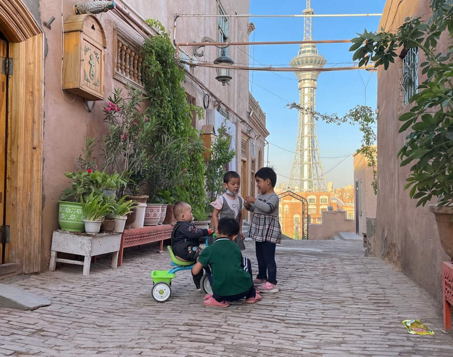Niños Uygur juegan con sus amigos en un callejón de la antigua ciudad de Kashgar, en la región autónoma Uygur de Xinjiang, en el noroeste de China. La antigua ciudad no es solo una atracción turística, sino que también es el hogar de los residentes locales Uygur. (Pueblo en Línea / Wu Chaolan)