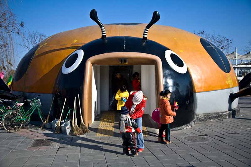 Un baño público con forma de mariquita en el parque Chaoyang, Beijing, el 7 de febrero de 2008. [Foto proporcionada a China Daily]