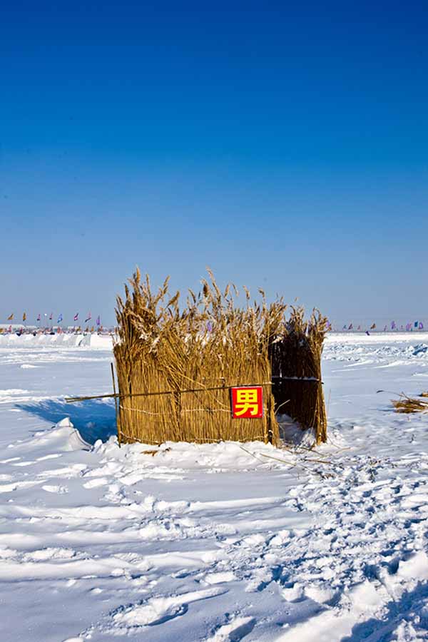 Un simple baño junto a un evento de pesca de invierno en el lago Chagan, provincia de Jilin, en el noreste de China, el 28 de diciembre de 2010. [Foto proporcionada a China Daily]