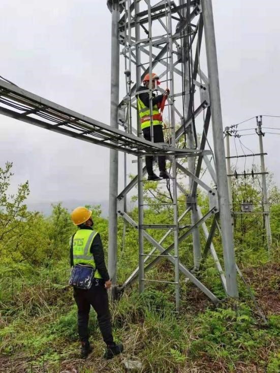 Inspección y reparación de equipos en la comunidad de Gamu, provincia de Guizhou.