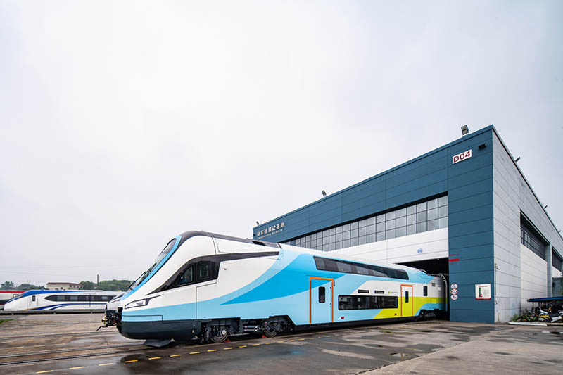 Trenes chinos de dos niveles salen de la línea de producción de Zhuzhou, provincia de Hunan, rumbo hacia Europa, 7 de junio del 2021. [Foto: proporcionada a China Daily]