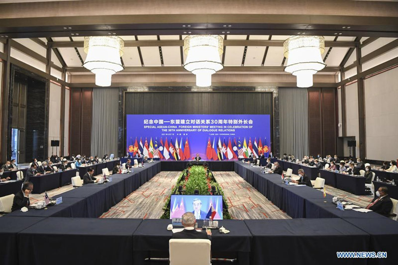 La Reunión Especial de Ministros de Relaciones Exteriores ASEAN-China para celebrar el 30° aniversario de las relaciones de diálogo se lleva a cabo en Chongqing, en el suroeste de China, el 7 de junio de 2021. Los ministros de Relaciones Exteriores de China y de la Asociación de Naciones del Sudeste Asiático (ASEAN, por sus siglas en inglés) se reunieron el lunes para la reunión, que fue copresidida por el consejero de Estado y ministro de Relaciones Exteriores chino, Wang Yi, y por Teodoro Locsin, secretario de Relaciones Exteriores de Filipinas, quien es el actual coordinador de país de las relaciones ASEAN-China. También asistió el secretario general de ASEAN. (Xinhua/Wang Quanchao)