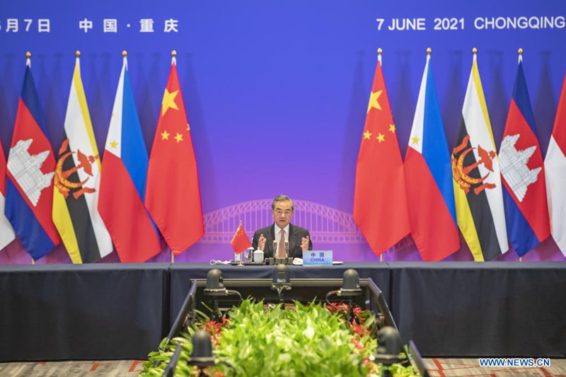 CHONGQING, 7 junio, 2021 (Xinhua) -- El consejero de Estado y ministro de Relaciones Exteriores chino, Wang Yi, asiste a la Reunión Especial de Ministros de Relaciones Exteriores ASEAN-China para celebrar el 30° aniversario de las relaciones de diálogo, en Chongqing, en el suroeste de China, el 7 de junio de 2021. Los ministros de Relaciones Exteriores de China y de la Asociación de Naciones del Sudeste Asiático (ASEAN, por sus siglas en inglés) se reunieron el lunes para la reunión, que fue copresidida por Wang Yi, y por Teodoro Locsin, secretario de Relaciones Exteriores de Filipinas, quien es el actual coordinador de país de las relaciones ASEAN-China. También asistió el secretario general de ASEAN. (Xinhua/Huang Wei)
