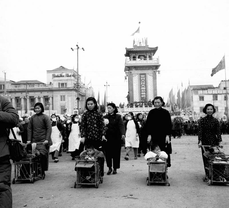 En Nanjing, provincia de Jiangsu, los residentes de la calle Xiangpuying marchan con sus cochecitos durante el Día Nacional, 1954. (Foto: Xiao Zhuang) 