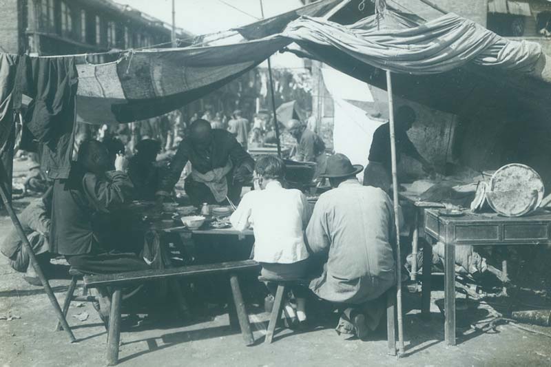 Puestos de comida callejera en Shanghai en la década de 1930. (Foto: Walter Wirtky)