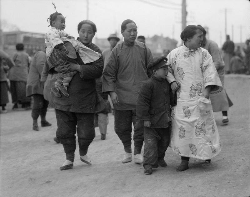 Mujeres y niños en Beijing en la década de 1920. (Foto: Sidney Gamble)