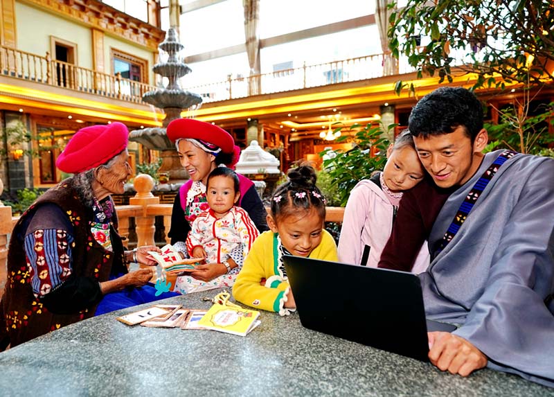 Pareja tibetana se gradúa de la Universidad de Liverpool y regresa a su ciudad natal de Shangri-La para iniciar un negocio, 2020. (Foto: Liu Jun)