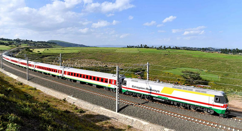 Un tren etíope en la vía férrea Addis Abeba-Djibouti (Foto: cortesía de China Civil Engineering Group Co., Ltd.).