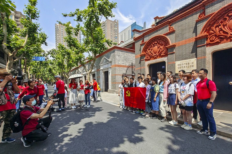 Ciudadanos y turistas se hacen fotos fuera del sitio del Primer Congreso del Partido Comunista de China, el 30 de mayo de 2021 en Shanghai. (Wang Chu / Pueblo en Línea)
