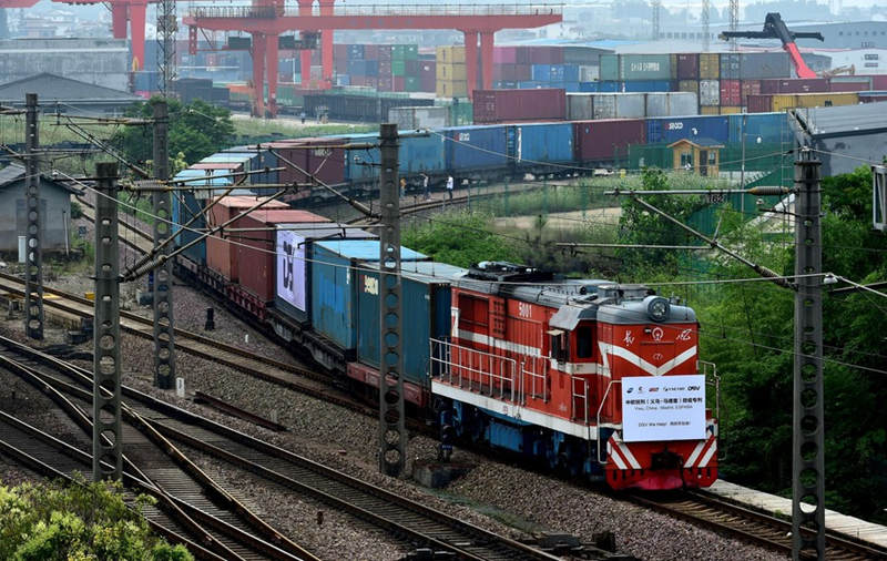 Un tren de carga China-Europa que transporta suministros médicos con destino a Madrid sale de la ciudad de Yiwu, provincia de Zhejiang, en el este de China, el 5 de junio de 2020. [Foto / Xinhua]