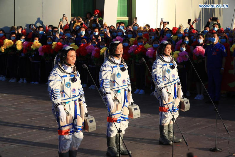 Realizan ceremonia de despedida para astronautas chinos de misión Shenzhou-12