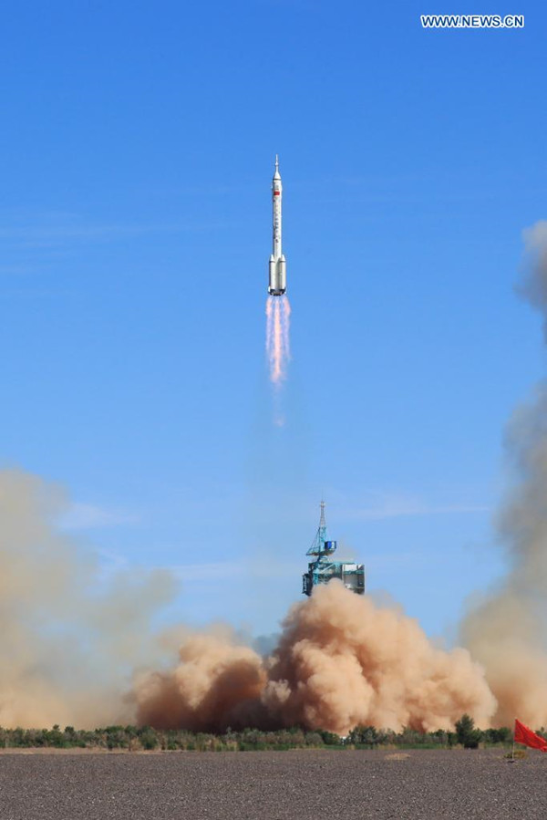 China lanza primera misión tripulada para construcción de estación espacial