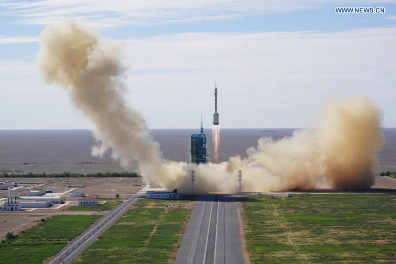 China lanza primera misión tripulada para construcción de estación espacial