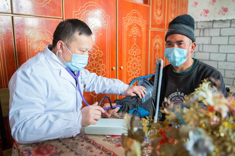 El 13 de marzo de 2021, un médico de la ciudad de Shaoxing, provincia de Zhejiang, que se trasladó a Xinjiang para participar en las tareas de ayuda, realizó una consulta gratuita para los aldeanos en la aldea Xingfu de Aybagh, condado Awati de la región autónoma Uygur de Xinjiang. Bao Liangting / Pueblo en Línea